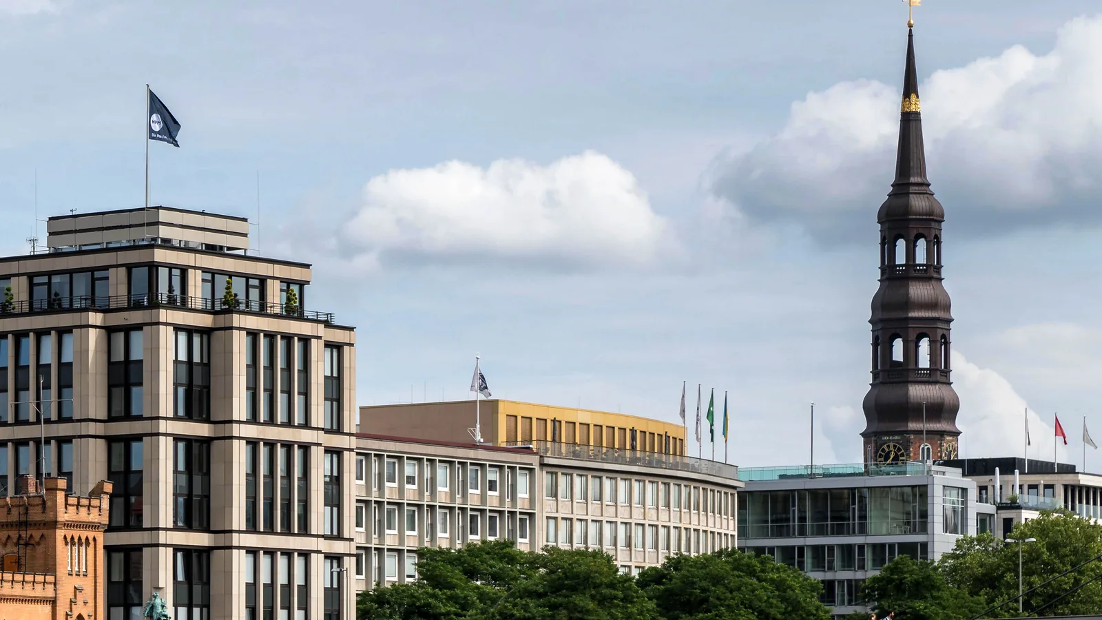 Hamburger Innenstadt mit Kontorhäusern und dem Turm der Katharinenkirche